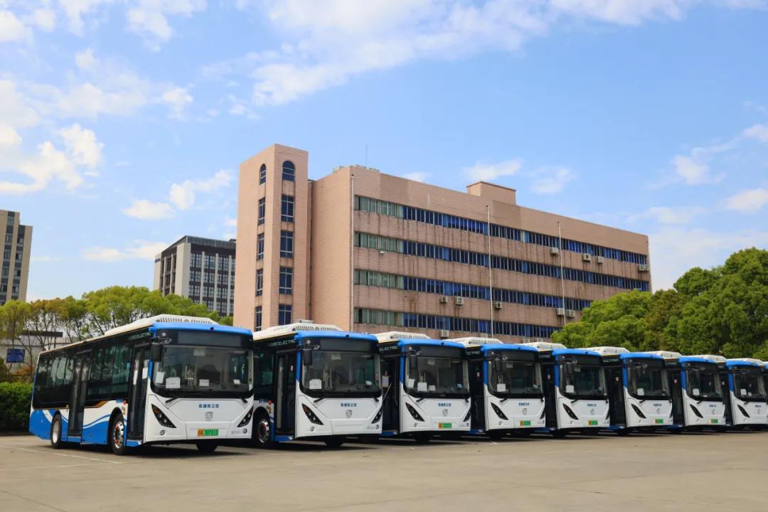2021新聞《162臺(tái)！HUD首次批量應(yīng)用——“花博”定制版申沃8系交付浦東公交》